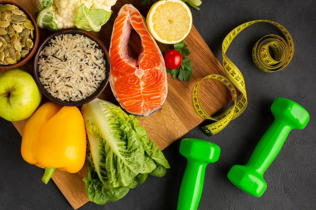 Nutrition sportive et fitness avec des fruits, légumes, saumon haltères et mètre-ruban